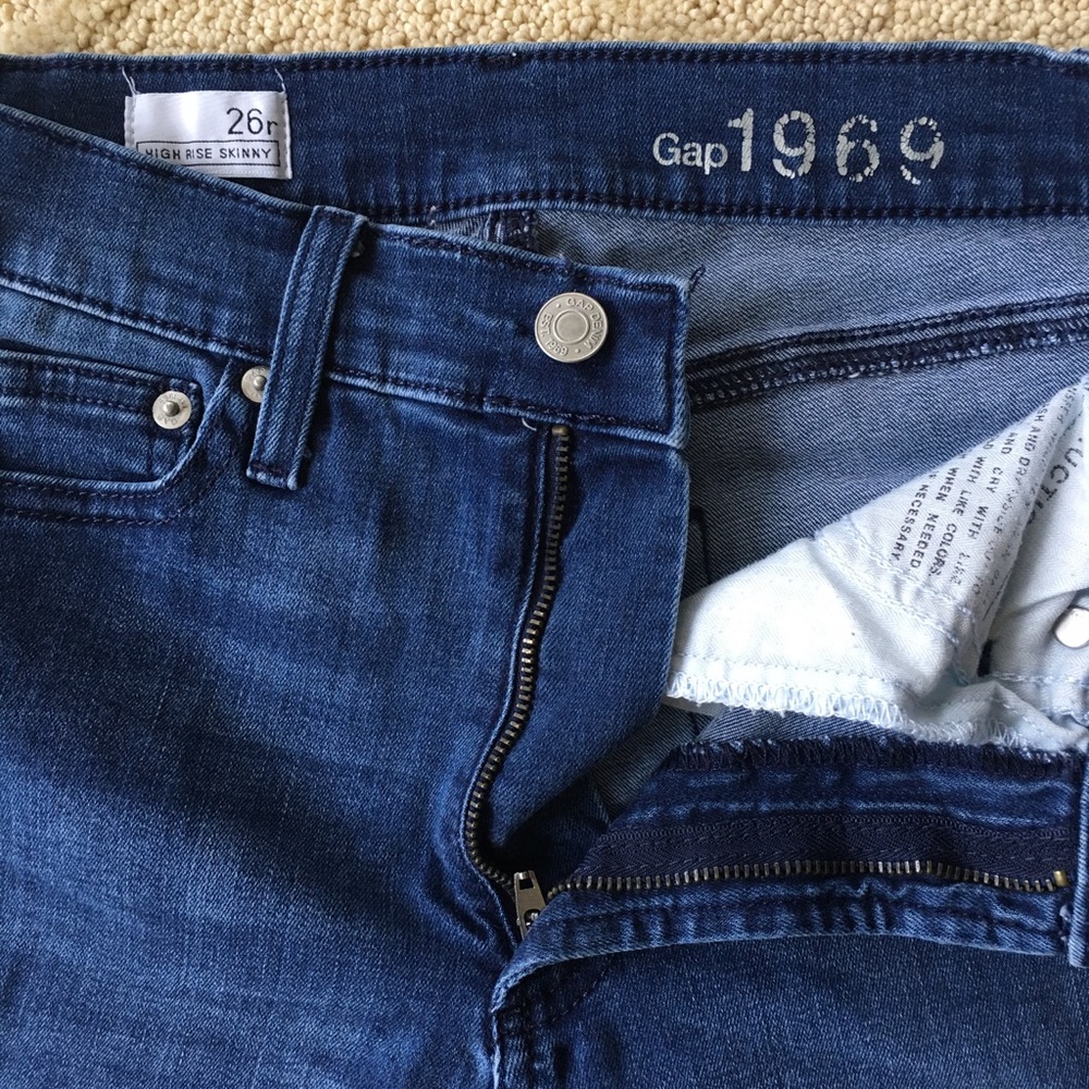 Gap woman high rise skinny jeans bought in new like new a free item w/ purchase
